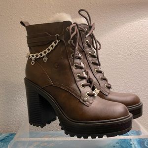 Check out these super cute GBG Los Angeles boots!